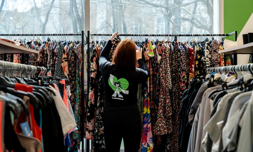 A használt ruha elrendezése is fontos feladata az eladóknak.