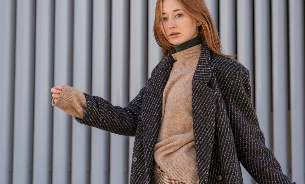 Az irodai outfit ötletek télen is lehetnek stílusosak.