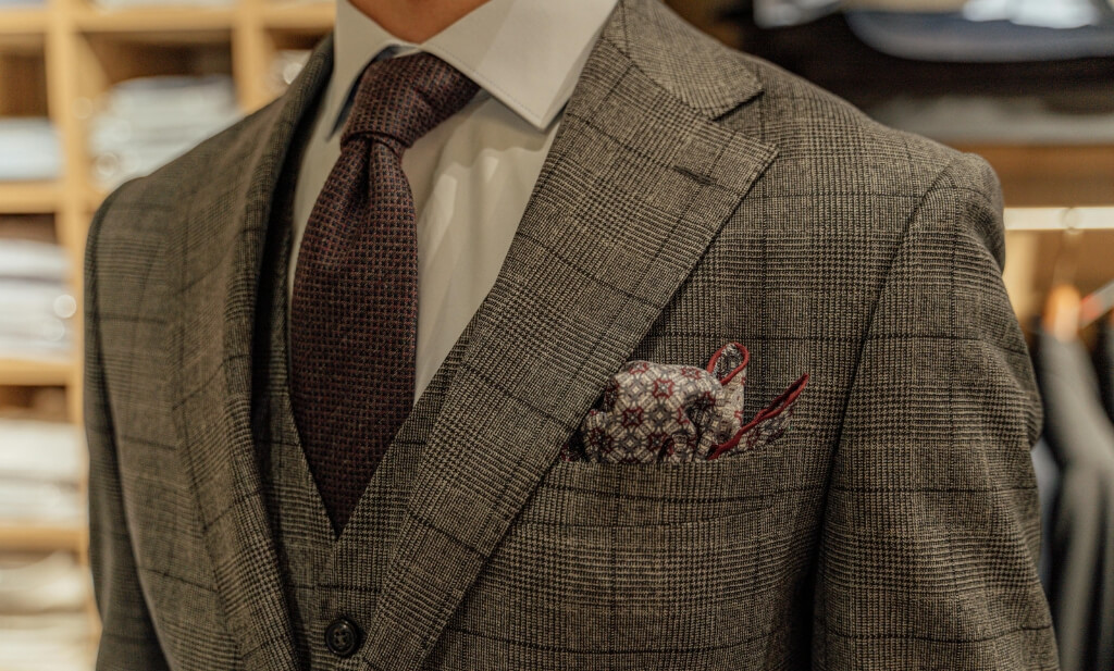 A smart casual ruhatár része lehet a nyakkendő is.