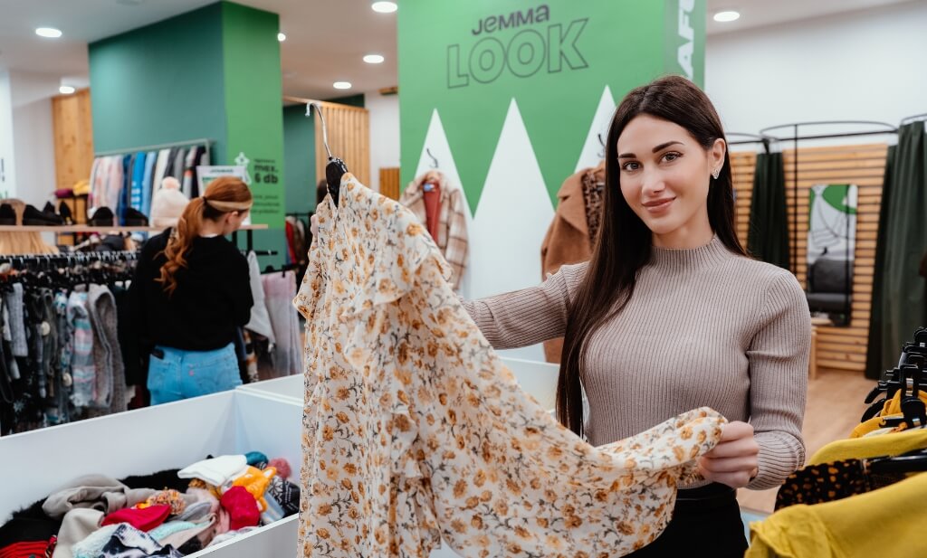 A használt ruha nemcsak környezetbarát döntés, hanem tudatos életforma része is.